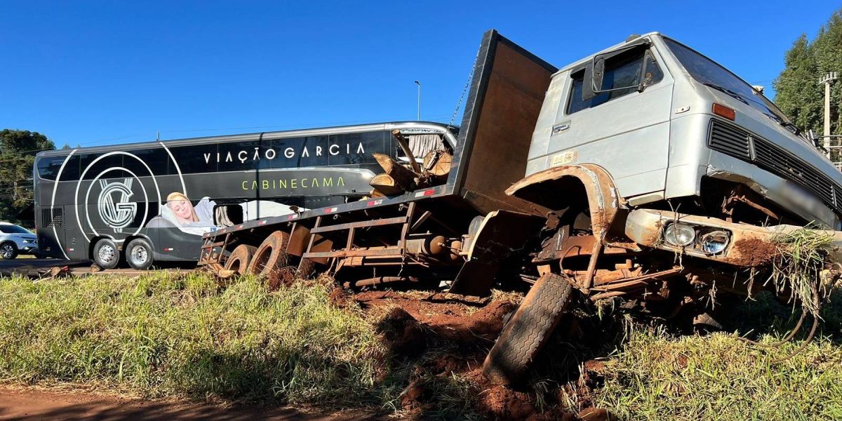 Colisão entre ônibus e caminhão deixa 12 feridos na BR-277; Motorista foge do local