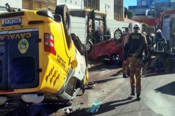 Viatura da PM capota em acidente com Sandero no Centro de Cascavel