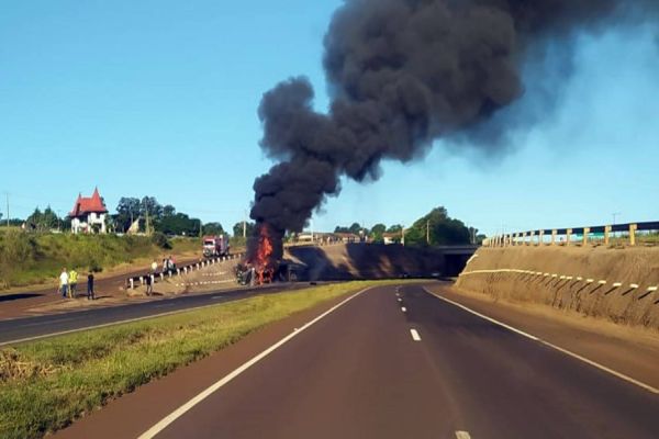 Carreta pega fogo na BR-163 em Quatro Pontes