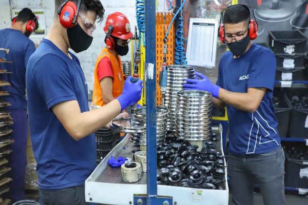 Qualificação profissional gratuita do Estado alcançará os 399 municípios do Paraná