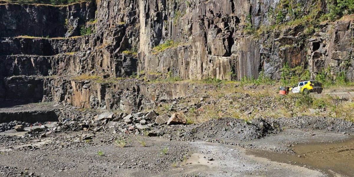 Motorista de 69 anos morre em tombamento de caminhão dentro de pedreira no Paraná