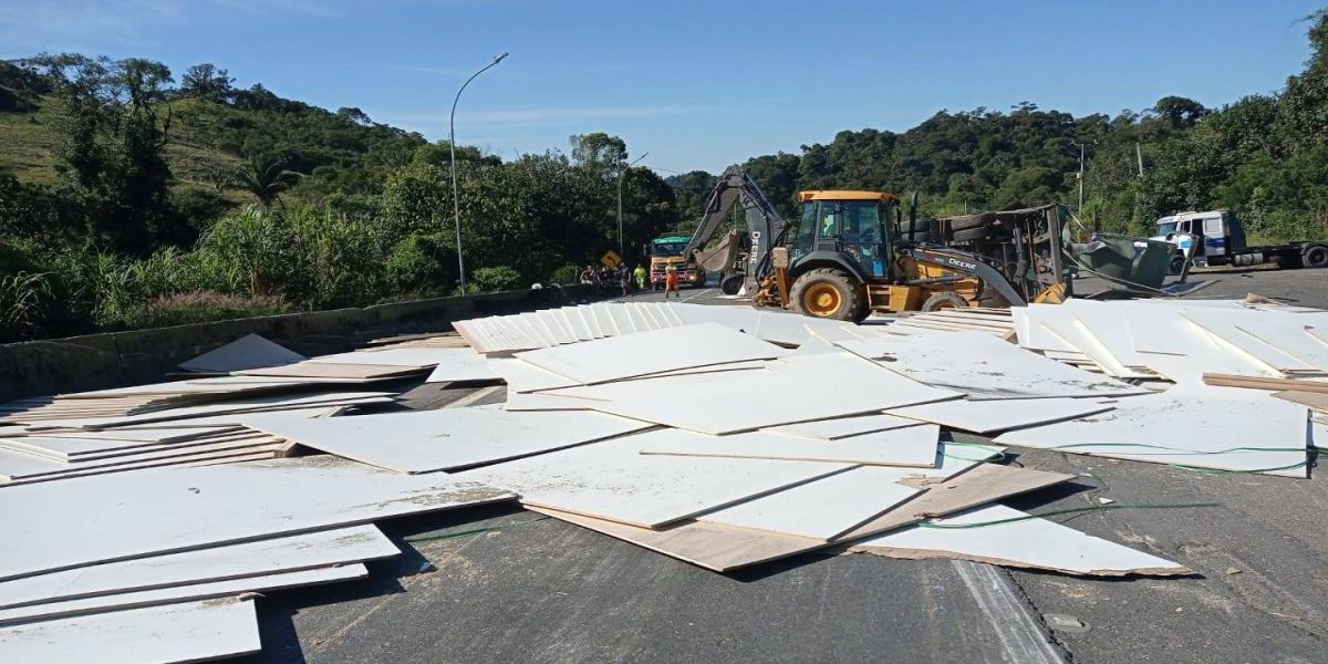 Dois acidentes causam interdição total na BR-116 em Antonina, deixando duas vítimas feridas