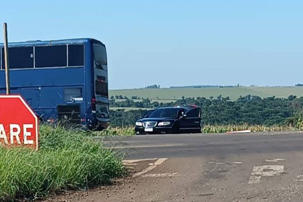 Imagem referente a notícia: Ônibus é assaltado na BR-369, próximo ao Trevo Cataratas em Cascavel