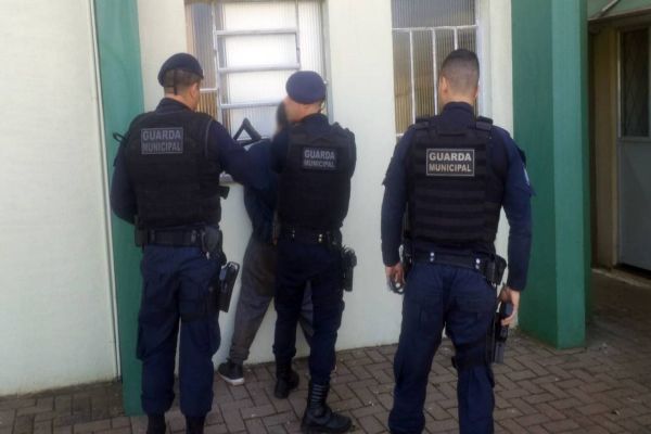 Homem é preso pela GM por dano ao patrimônio e furto qualificado no Bairro Pioneiros Catarinenses