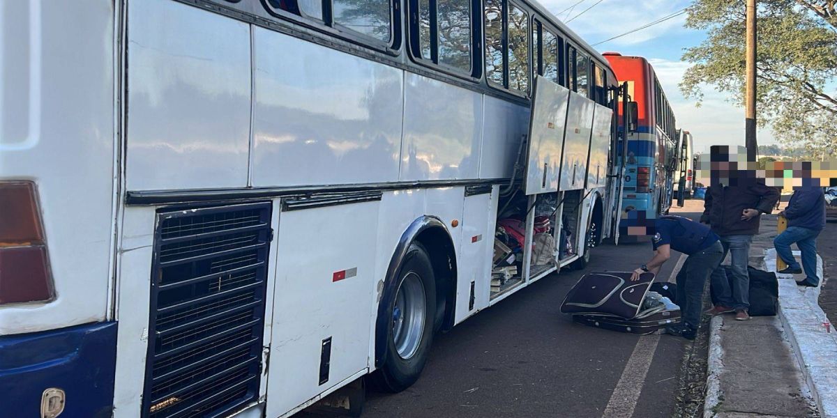 Receita Federal apreende quatro ônibus de turismo e retém mercadorias avaliadas em R$ 800.000,00