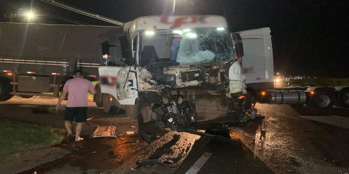 Carretas colidem em frente a posto de combustíveis na BR-277 em Santa Tereza do Oeste