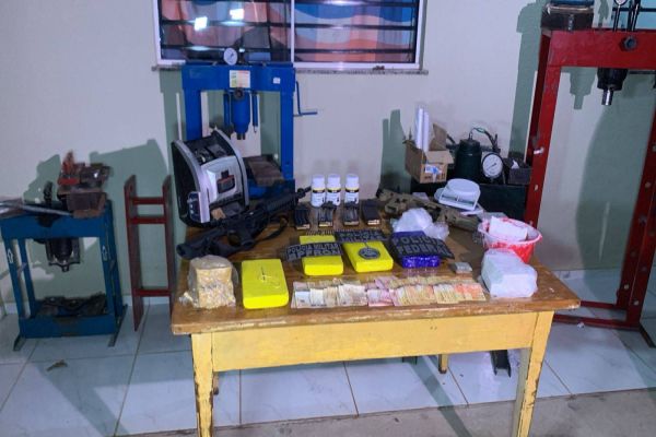 Imagem referente a notícia: Laboratório de cocaína é desativado em Cascavel; Armamento, munições e dinheiro são apreendidos