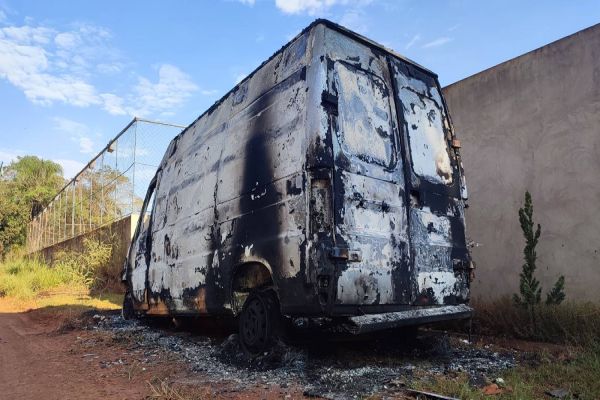 Van Incendiada no Lago Azul: Fogo destrói veículo e levanta suspeitas de crime