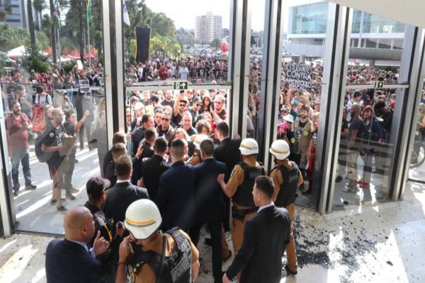 Sessão da Alep é interrompida por invasão e será realizada remotamente