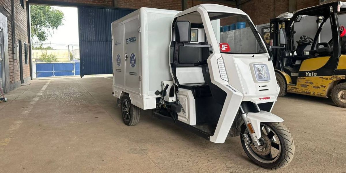 Sanepar adota tuc-tuc elétrico para fazer substituição de hidrômetros