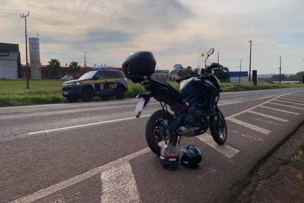 Tio e sobrinha ficam feridos em colisão entre carro e moto na BR-369 em Cascavel