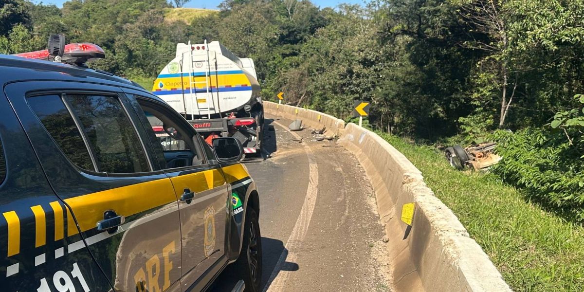 Carro capota após colisão frontal na BR 277: Motorista do Fiesta fica ferido