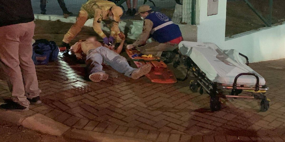Homem é alvejado por pelo menos oito disparos de arma de fogo no Bairro Floresta em Cascavel