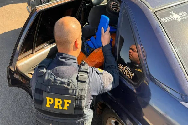 Foto relacionada a notícia: Carro carregado com maconha e cigarros contrabandeados é apreendido na BR-487 em Alto Paraíso