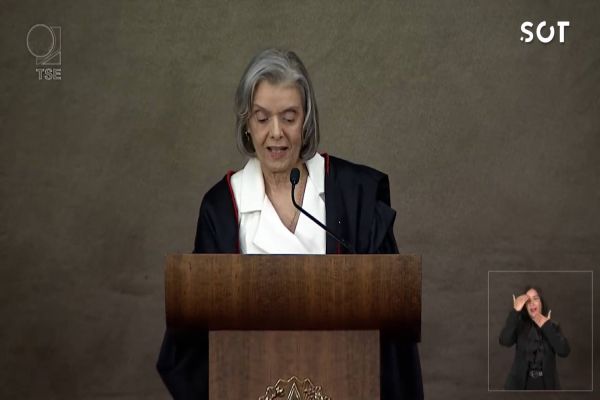 Imagem referente a notícia: Ministra Cármen Lúcia assume presidência do TSE e enfrenta desafios das Eleições Municipais