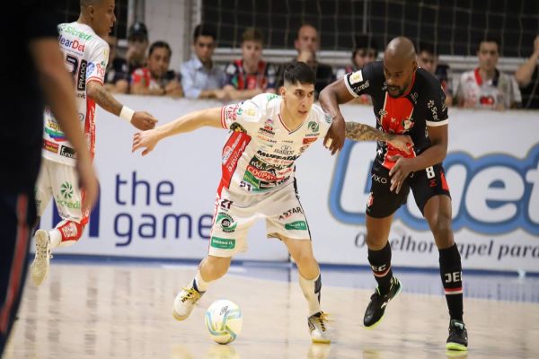 Imagem referente a notícia: Cascavel Futsal e Joinville empatam em partida pegada no Ginásio da Neva