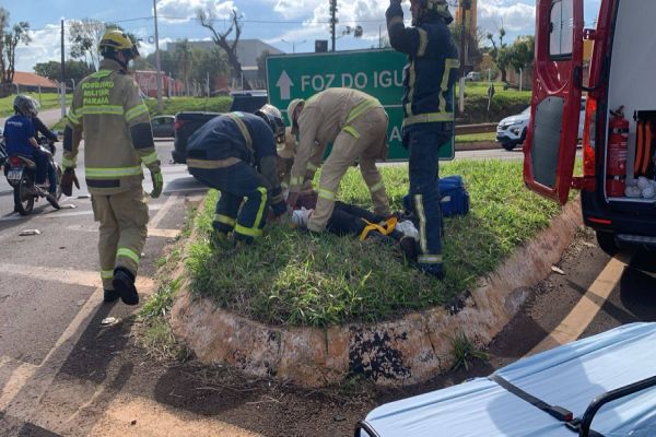 Ciclista de 25 anos fica ferido em acidente com carreta na BR-277 em Cascavel