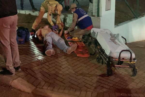 Homem é alvejado por pelo menos oito disparos de arma de fogo no Bairro Floresta em Cascavel