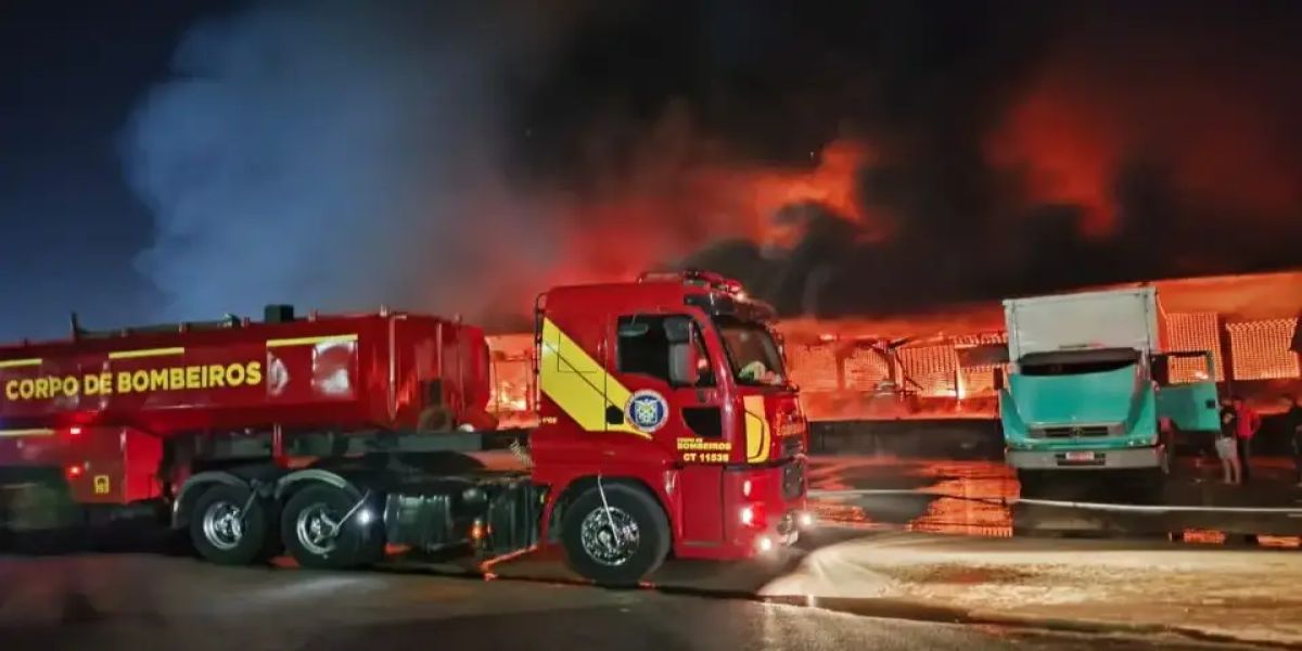 Incêndio na Ceasa mobiliza nove caminhões e 30 homens do Corpo de Bombeiros
