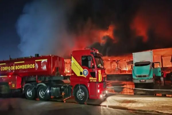 Incêndio na Ceasa mobiliza nove caminhões e 30 homens do Corpo de Bombeiros