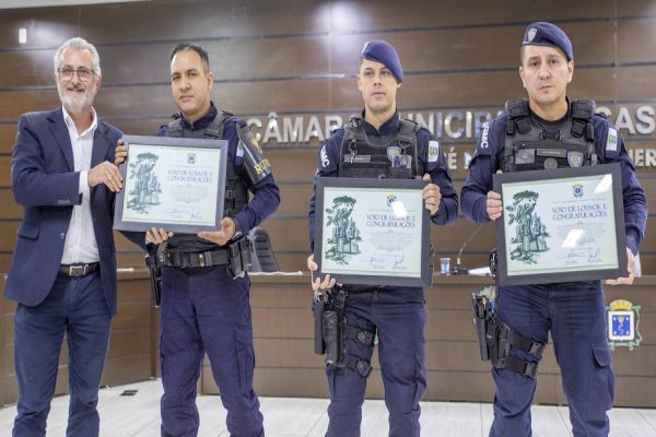 Guardas Municipais são homenageados na Câmara por impedirem suicídio de mulher