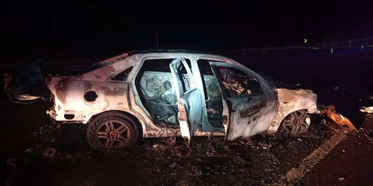 Carro pega fogo após colisão na BR-277; quatro pessoas são feridas
