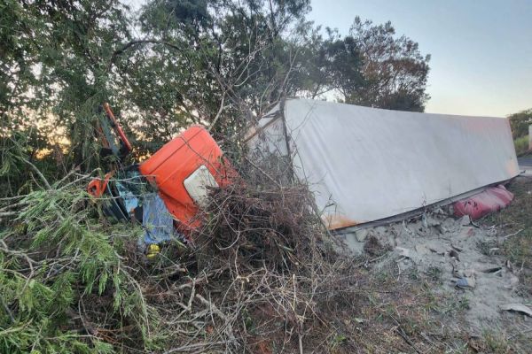 Caminhoneiro morre em tombamento de caminhão na PR-486 em Brasilândia do Sul