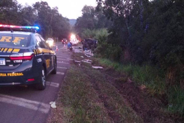 Caminhão tomba na BR 277 em Nova Laranjeiras e carga é saqueada por indígenas