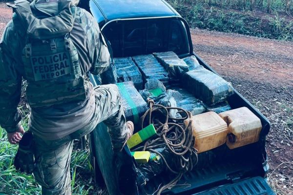 Meia tonelada de maconha apreendida em porto clandestino no Lago de Itaipu