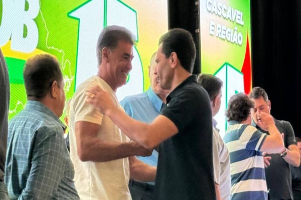 Paranhos e Pacheco se cumprimentam após "chapéu"no Podemos