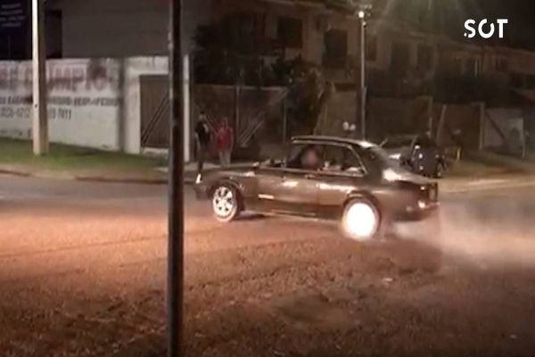 Imagem referente a notícia: Chevetteiro desafia gravidade e tem final surpreendente no Bairro Santa Cruz em Cascavel