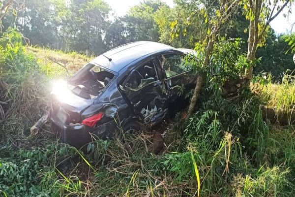 Colisão envolve carro e caminhão na PR-483, em Francisco Beltrão