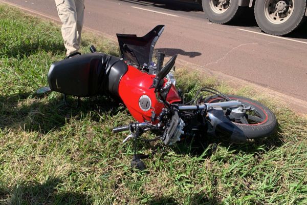 Motociclista de 26 anos fica gravemente ferida após acidente na BR-277 em Cascavel