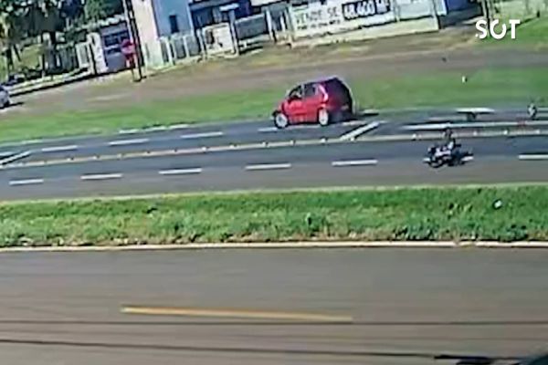 Câmeras de segurança flagram colisão frontal entre a moto e Celta na BR-277 em Cascavel