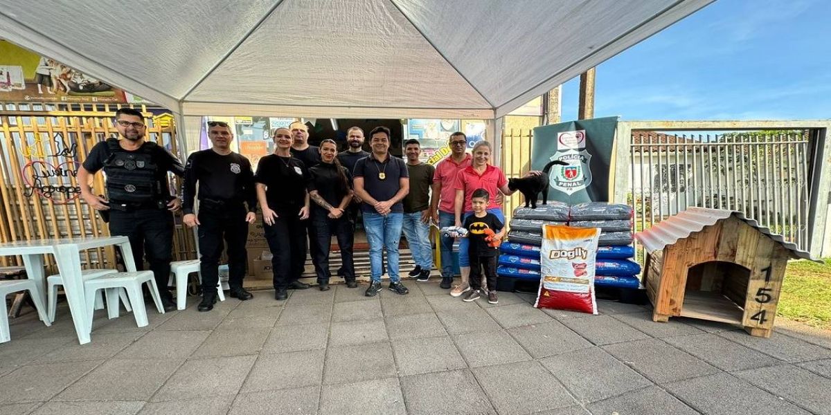 Polícia Penal arrecada 290 kg de ração para cães abandonados em ação solidária, em Cascavel
