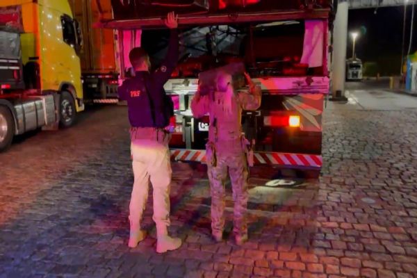 Imagem referente a notícia: 1,5 tonelada de maconha é apreendida após viatura da PRF ser “fechada” na BR-116