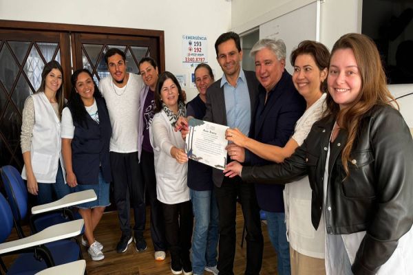 Pacheco entrega Menção Honrosa para a Escola Especial Nilza Tartuce que completa 60 anos de atuação