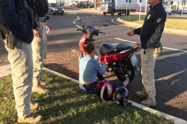 Motociclista fica ferida em acidente na Avenida Rocha Pombo em Cascavel