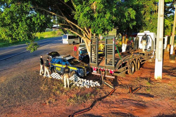 Imagem referente a notícia: PRF realiza apreensão de 245 kg de cocaína em caminhão-prancha na região de Colorado