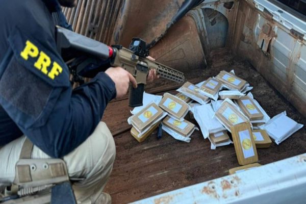 Imagem referente a notícia: PRF apreende fuzil de grosso calibre e pasta base para produção de cocaína em Alto Paraíso