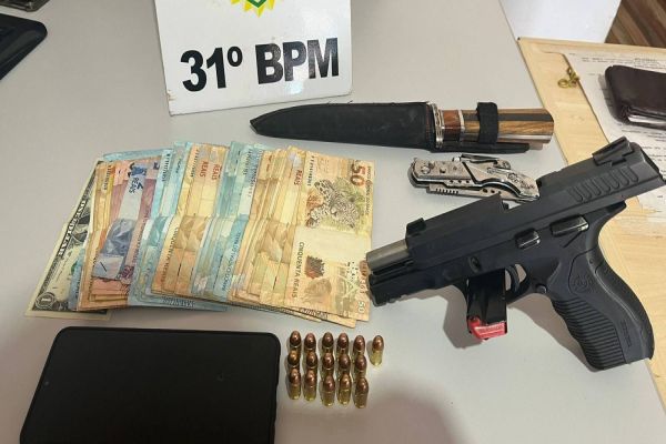 Motorista é preso em flagrante com arma, faca, canivete e R$ 3.700 em Assis Chateaubriand