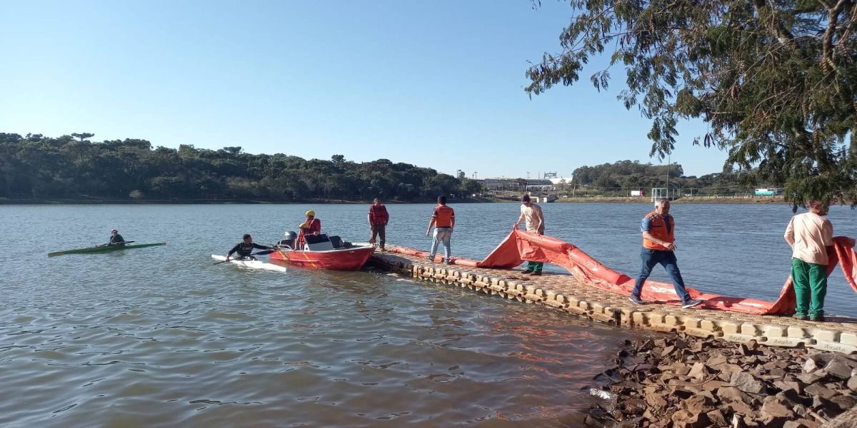 Barreiras doadas pela Sanepar mostram eficiência em simulação de acidente ambiental em Cascavel