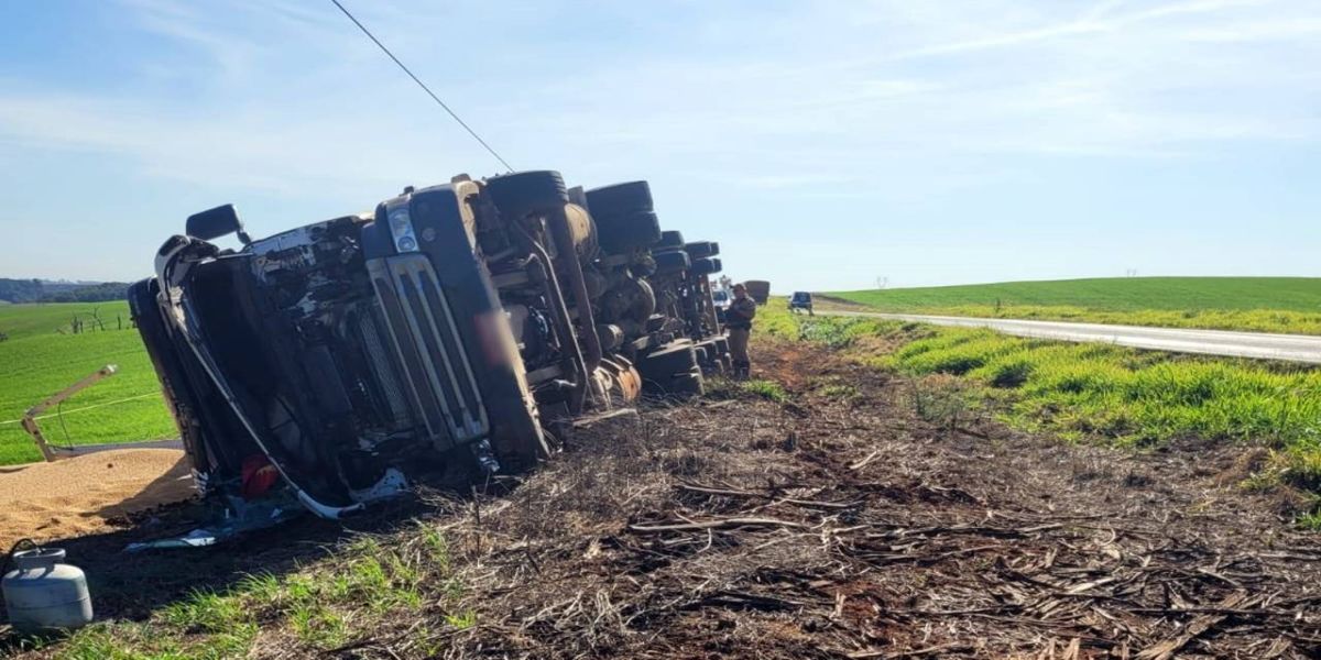 Cascavelense de 26 anos fica ferido após caminhão tomba na PR-364 em Guarapuava