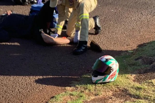 Foto relacionada a notícia: Motociclista fica ferido em acidente com carro da Prefeitura Municipal no Jardim Clarito em Cascavel
