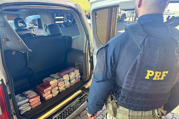 Imagem referente a notícia: PRF apreende 32 kg de drogas em Cascavel e prende casal paraguaio