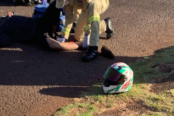 Motociclista fica ferido em acidente com carro da Prefeitura Municipal no Jardim Clarito em Cascavel