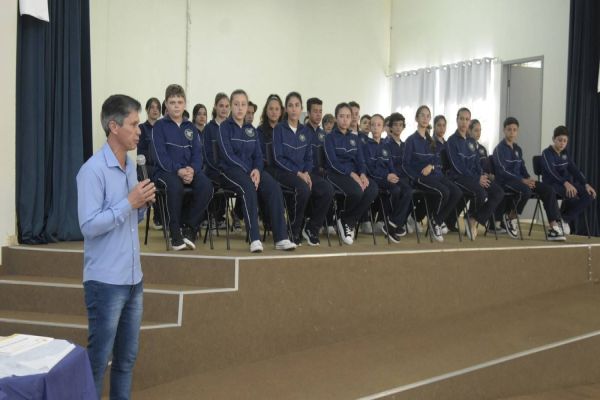 Alunos do Colégio Cívico Militar de Catanduvas são homenageados por excelência acadêmica