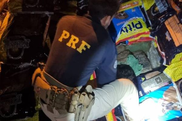 Imagem referente a notícia: Polícia Rodoviária Federal apreende mais de 7 toneladas de maconha no Paraná