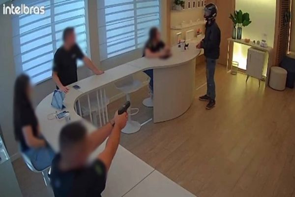 Funcionário armado frustra assalto a loja de celulares; Bandido pede ‘por favor’ para não ser morto