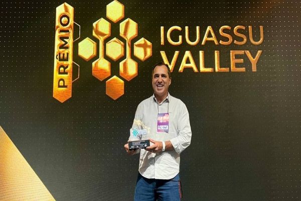 Presidente da Fundetec recebe Troféu Iguassu Valley 2024 como personalidade destaque em inovação